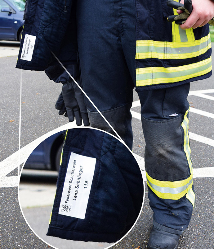 Feuerwehrjacke Etikett nah